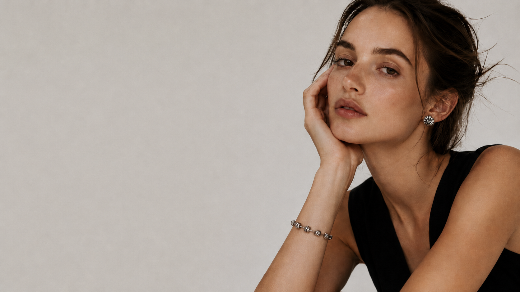 Modelo con pulsera de eslabones de Fijusa